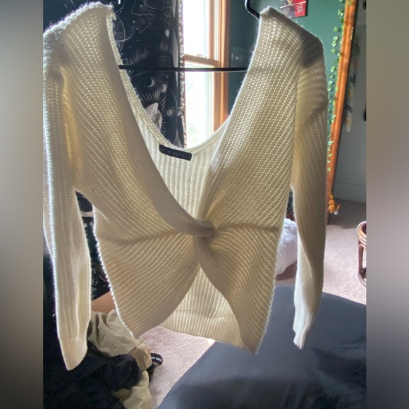 White Knitted Zaful Sweater; Size M; Middle Crossed; Mew Condition - Picture 4 of 5